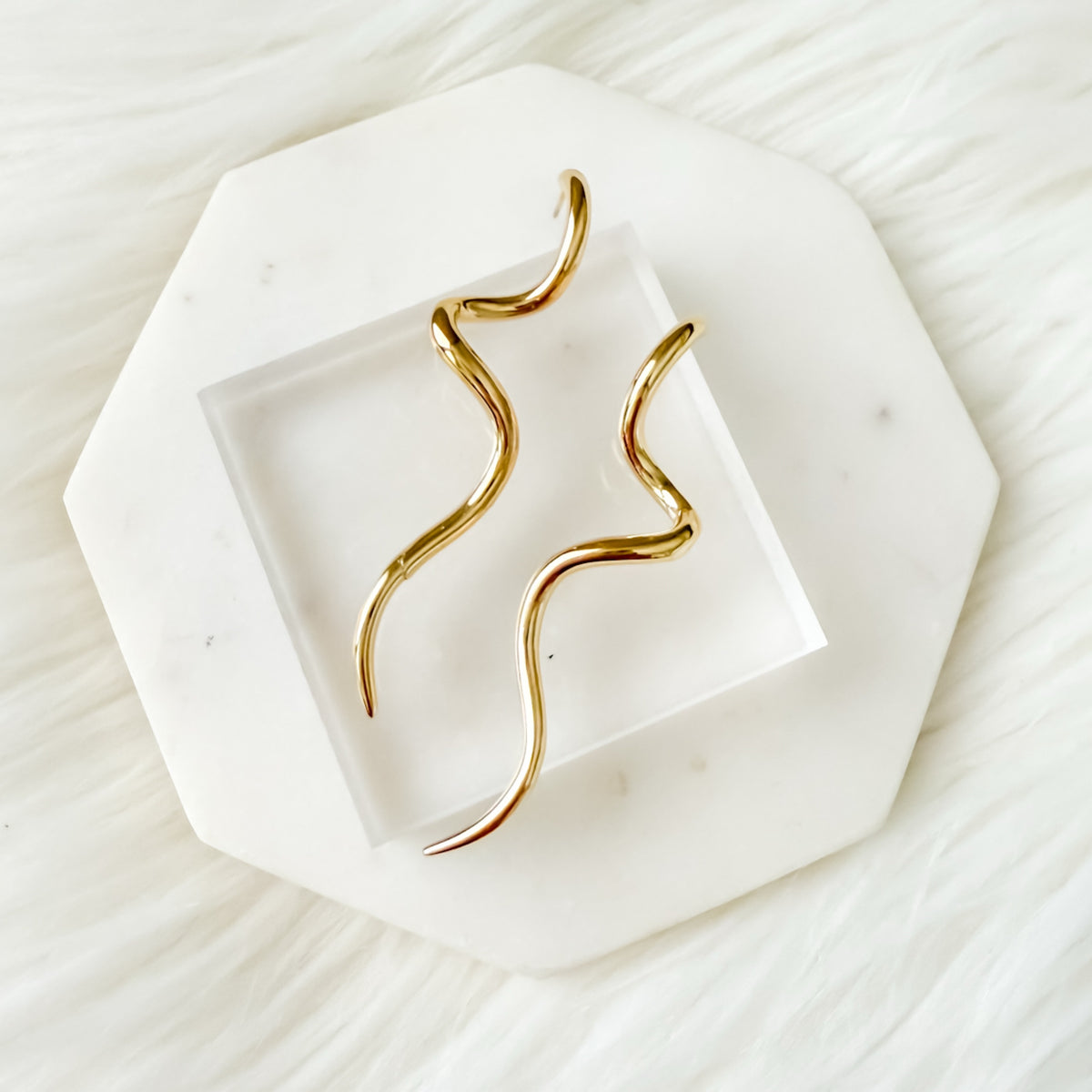 The Curve Drop Earrings gold