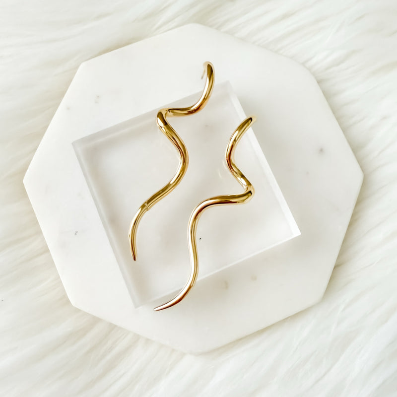 The Curve Drop Earrings gold